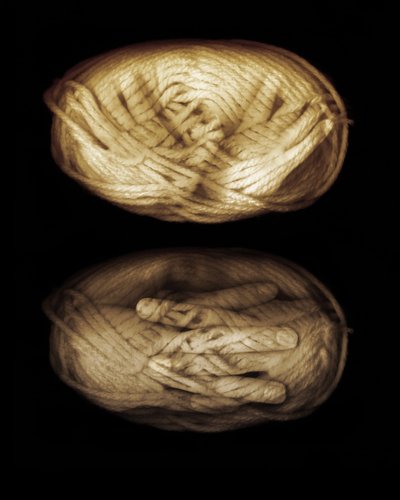 Ręce z przędzy, 2013 (obróbka zdjęć) autorstwa Johan Lilja