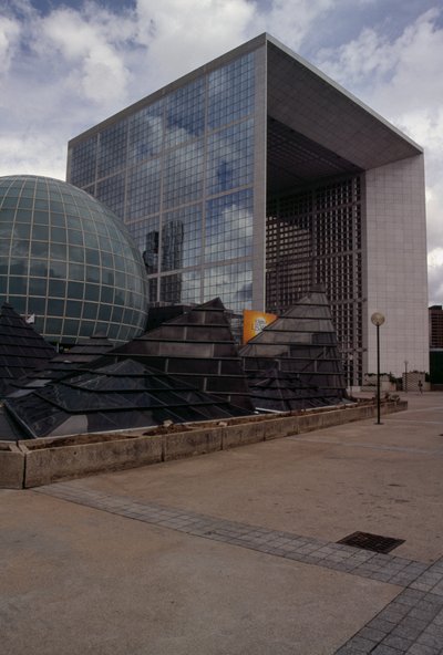 Budynki w dzielnicy La Defense, Paryż, Ile-de-France, Francja, szczegóły autorstwa Johan Otto von & Andreu Paul (1938 2018) Spreckelsen