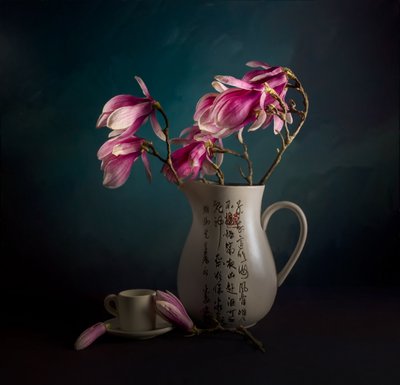 Elegancka martwa natura z magnolią autorstwa John-Mei Zhong