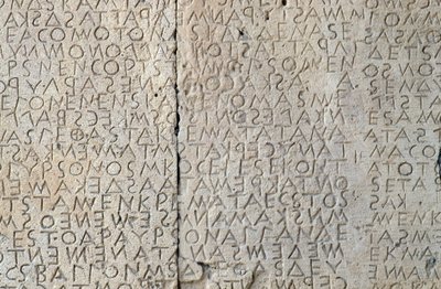 Kodeks prawny Gortyna, Doryckie napisy na płytach kamiennych, Gortyn, Kreta, Grecja, Cywilizacja grecka, V wiek pne, Szczegół (zdjęcie) autorstwa Walter Charles Mills