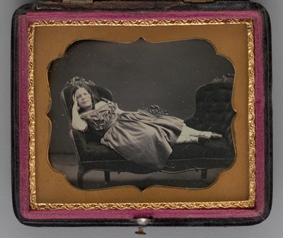 Portret bez tytułu dziewczyny leżącej na szezlongu, 1855. autorstwa John Adams Whipple