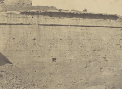 Edfu, Rzeźby i Inskrypcje Wschodniej Fasady Ściany Ogrodzenia autorstwa John Beasly Greene