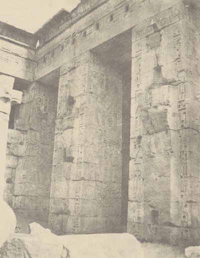 Medinet Habu, Pałac Ramzesa II II dwór, strona wschodnia autorstwa John Beasly Greene