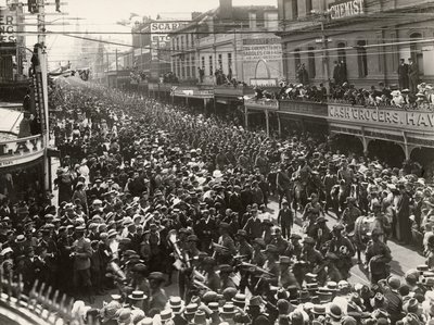 12. batalion AIF, maszerujący przez miasto przed wyruszeniem do służby za granicą, Hobart, Tasmania, 14 października 1914 autorstwa John Beattie