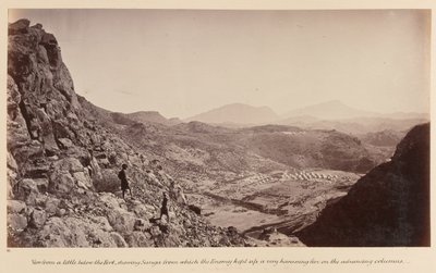 ?Widok z nieco poniżej fortu, pokazujący Sungę, z której wróg prowadził bardzo dokuczliwy ogień na nacierające kolumny?, 1878 autorstwa John Burke