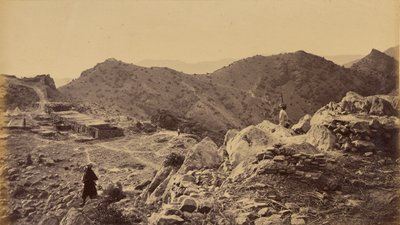 Widok w górę zachodniego muru fortu, ukazujący prawy narożnik bastionu i pozycję trzech stożkowych szczytów tworzących prawą obronę wroga, z całą linią Sunga autorstwa John Burke