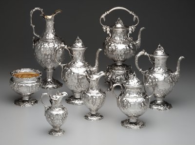 Czajnik na stojaku, dzbanek do kawy, dzbanek do czekolady, miska na pomyje, cukiernica, dzbanek na mleko, dzbanek do śmietany i dzbanki, ok.1851 (srebro i kość słoniowa) autorstwa John Chandler Moore