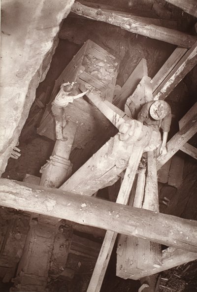 Balance Box w kopalni Dolcoath, ilustracja z „Wśród kopalń i górników, czyli Underground Scenes by Flash-Light” J.C. Burrowsa i Williama Thomasa, pub. 1893 (zdjęcie w sepii) autorstwa John Charles Burrow