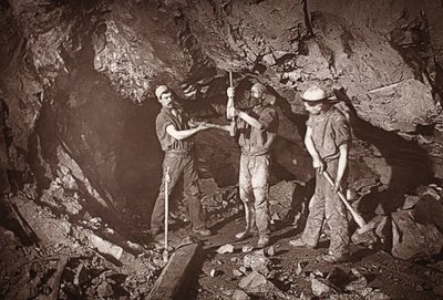 Boring the Upper, East Pool Mine, ilustracja z „Mongst mines and miners, or Underground Scenes by Flash-Light” J.C. Burrowsa i Williama Thomasa, pub. 1893 (zdjęcie w sepii) autorstwa John Charles Burrow