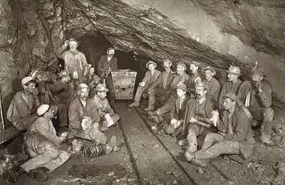 „Croust time”, kopalnia East Pool, ilustracja z „Mongst mines and miners, or Underground Scenes by Flash-Light” J.C. Burrowsa i Williama Thomasa, pub. 1893 (zdjęcie w sepii) autorstwa John Charles Burrow