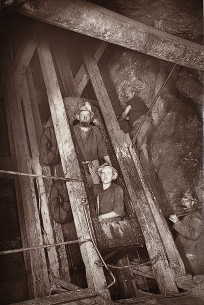 Koncert w Dolcoath, ilustracja z „Mongst mines and miners, or Underground Scenes by Flash-Light” J.C. Burrowsa i Williama Thomasa, pub. 1893 (zdjęcie w sepii) autorstwa John Charles Burrow