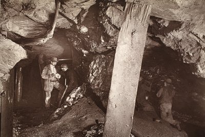 Heave, patrząc na zachód, kopalnia Blue Hills, ilustracja z „Mongst mines and miners, or Underground Scenes by Flash-Light” J.C. Burrowsa i Williama Thomasa, pub. 1893 (zdjęcie w sepii) autorstwa John Charles Burrow