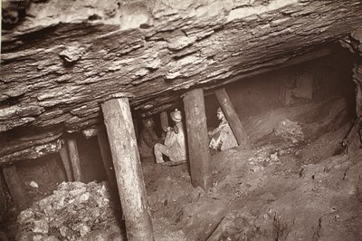 Kopalnia 66, Blue Hills, ilustracja z „Mongst mines and miners, czyli Underground Scenes by Flash-Light” J.C. Burrowsa i Williama Thomasa, pub. 1893 (zdjęcie w sepii) autorstwa John Charles Burrow