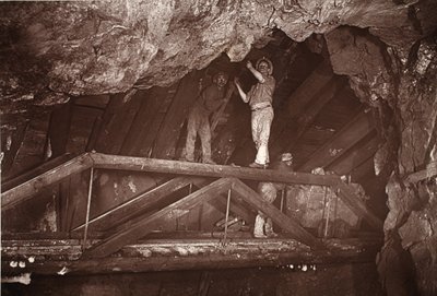 The Bridge, kopalnia East Pool, ilustracja z „Mongst mines and miners, or Underground Scenes by Flash-Light” J.C. Burrowsa i Williama Thomasa, pub. 1893 (zdjęcie w sepii) autorstwa John Charles Burrow