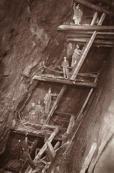 The Man Engine at Dolcoath Mine, ilustracja z „Mongst Miners and Miners, czyli Underground Scenes by Flash-Light” J.C. Burrowsa i Williama Thomasa, pub. 1893 (zdjęcie w sepii) autorstwa John Charles Burrow