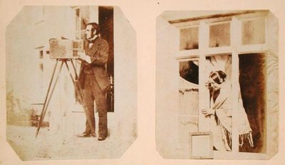 Po lewej autoportret, a po prawej Emma Thomasina Llewelyn (1808-81) drukująca papierowy negatyw w słońcu autorstwa John Dillwyn Llewelyn