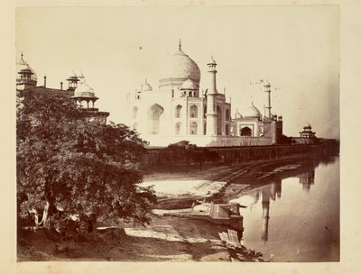 [Taj Mahal z brzegów rzeki Jamuny]. autorstwa John Edward Saché