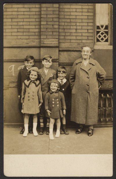 [Grupa dzieci] autorstwa John Frank Keith