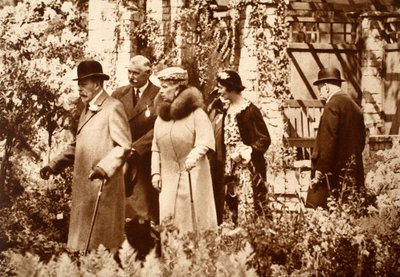 Król Jerzy i królowa Maria na wystawie kwiatów w Chelsea, lata 30. autorstwa John Hill