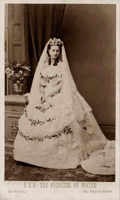 Księżniczka Aleksandra z Danii w sukni ślubnej na ślub z księciem Walii, przyszłym królem Edwardem VII autorstwa John Jabez Edwin Paisley (after) Mayall