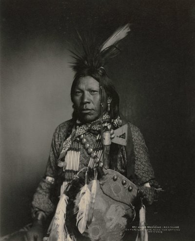 Prowadzi medycynę, Arapahoe, 1898-1899. autorstwa John K. Rose