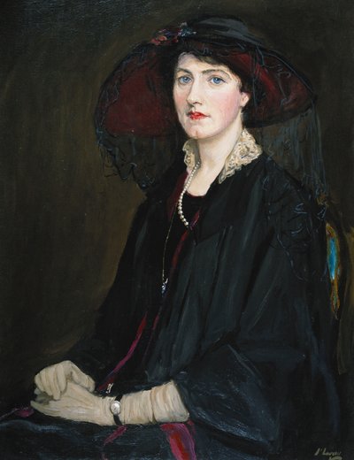 Portret lady Raeburn, siedzącej do połowy długości, w koronkowej marynarce z kołnierzykiem, perłowym naszyjniku i czarnym kapeluszu autorstwa John Lavery
