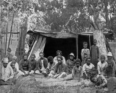 Mieszkańcy Queensland (Australia) (zdjęcie czarno-białe) autorstwa John Lawson Stoddard