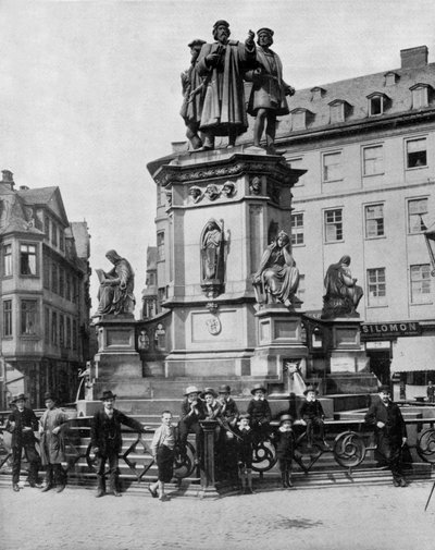 Pomnik ku czci Gutenberga (v.1397-1468) niemieckiego wynalazcy prasy drukarskiej, Francfort (zdjęcie czarno-białe) autorstwa John Lawson Stoddard