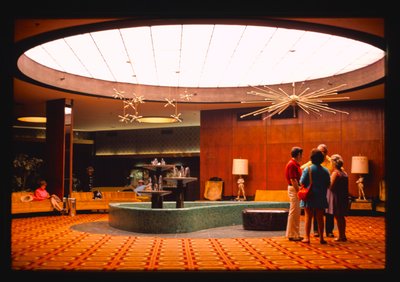 Lobby hotelu Nevele, Wawarsing, Nowy Jork, USA autorstwa John Margolies