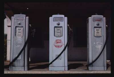 Olympic Gas Pumps, San Diego, Kalifornia, USA autorstwa John Margolies