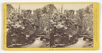 Wodospad Nevada (700 stóp wysokości), z kładki dla pieszych, po śnieżycy w lipcu, nr 1208 z serii „California - Yo-Semite Valley” autorstwa John P. Soule