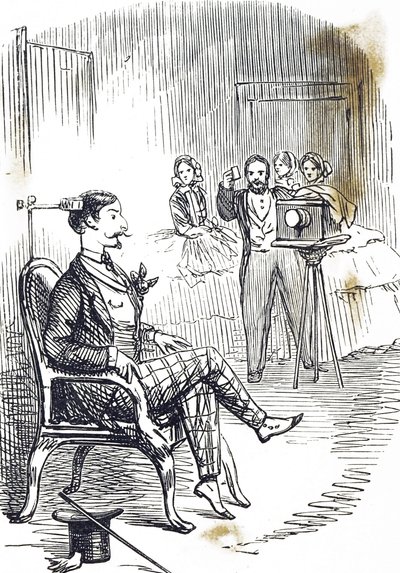 Kreskówka przedstawiająca zacisk na głowę używany do unieruchomienia fotografowanego obiektu autorstwa John Tenniel