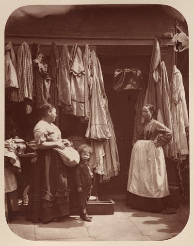 Stary sklep z ubraniami, siedem tarcz autorstwa John Thomson