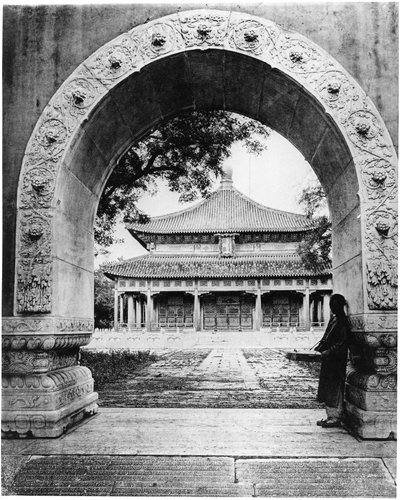 Brama do Sali Klasycznej, Pekin, ok. 1867-72 autorstwa John Thomson