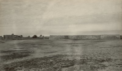 Fort, prawdopodobnie Fort Mosselstein należący do VOC w Band-e Charak niedaleko Bandar-e Lengeh w Iranie autorstwa John Thomson
