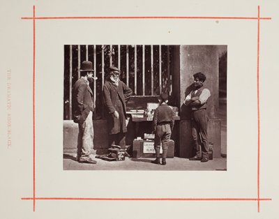 Dramatyczny czarny but, 1877. autorstwa John Thomson