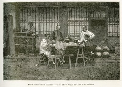 Rzemieślnicy warsztatu cloisonne w Pekinie. Grawer na podstawie fotografii M.Thomsona ilustrującej podróż do Pekinu i północnych Chin, autorstwa T.Chutze, w 1873 r., opublikowany w „”Le tour du monde””1876, pod redakcją Edouarda Chartona, wydanie Hachette, autorstwa John Thomson