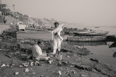 Manikarnika Ghat, Waranasi, 2016 r. (zdjęcie) autorstwa Jon Nicholson