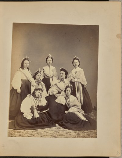 [Portret grupowy kobiet w koronach i szarfach]. autorstwa Jordan H. Abbott