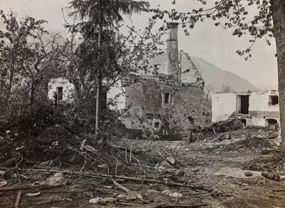 Album "Moja wojna światowa - wspomnienia Frontu Południowo-Zachodniego w Karyntii, Włochy, Trentino-Alto Adige) 31.03.1915-12.11.1918 - Wiedeń Josefa Zohlego": gruz w Bovec (zdjęcie czarno-białe) autorstwa Josef Zohles