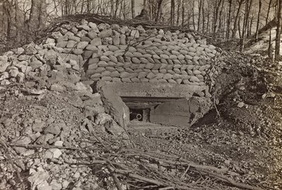 Album "Moja wojna światowa - wspomnienia Frontu Południowo-Zachodniego w Karyntii, Włochy, Trentino-Alto Adige) 31.03.1915-12.11.1918 - Josef Zohles Wiedeń": bunkier wojskowy z armatą autorstwa Josef Zohles