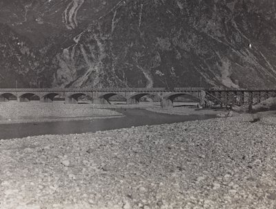 Album "Moja wojna światowa - wspomnienia Frontu Południowo-Zachodniego w Karyntii, Włochy, Trentino-Alto Adige) 31.03.1915-12.11.1918 - Wiedeń Josefa Zohlego": most wojskowy nad rzeką Ta autorstwa Josef Zohles