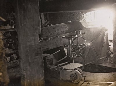 Album "Moja wojna światowa - wspomnienia Frontu Południowo-Zachodniego w Karyntii, Włochy, Trentino-Alto Adige) 31.03.1915-12.11.1918 - Josef Zohles Vienna": fragment artyleryjski (zdjęcie czarno-białe) autorstwa Josef Zohles