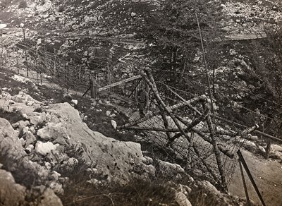 Album "Moja wojna światowa - wspomnienia Frontu Południowo-Zachodniego w Karyntii, Włochy, Trentino-Alto Adige) 31.03.1915-12.11.1918 - Josef Zohles Vienna": drut kolczasty (zdjęcie czarno-białe) autorstwa Josef Zohles