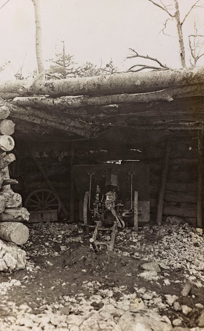 Album "Moja wojna światowa - wspomnienia Frontu Południowo-Zachodniego w Karyntii, Włochy, Trentino-Alto Adige) 31.03.1915-12.11.1918 - Josef Zohles Vienna": buda z armatą (b/w fot. autorstwa Josef Zohles