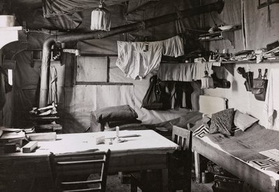 Album "Moja wojna światowa - wspomnienia Frontu Południowo-Zachodniego w Karyntii, Włochy, Trentino-Górna Adyga) 31.03.1915-12.11.1918 - Josef Zohles Wien": oficerowie mieszkaniowi (b/w foto autorstwa Josef Zohles