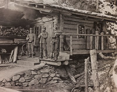 Album "Moja wojna światowa - wspomnienia Frontu Południowo-Zachodniego w Karyntii, Włochy, Trentino-Górna Adyga) 31.03.1915-12.11.1918 - Josef Zohles Wien": oficerowie mieszkaniowi (b/w foto autorstwa Josef Zohles