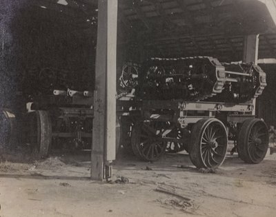 Album "Moja wojna światowa - wspomnienia Frontu Południowo-Zachodniego w Karyntii, Włochy, Trentino-Górna Adyga) 31.03.1915-12.11.1918 - Josef Zohles Wiedeń": garaż Tolmezzo (zdjęcie czarno-białe) autorstwa Josef Zohles