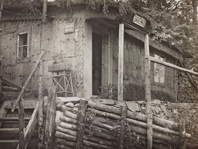 Album "Moja wojna światowa - wspomnienia Frontu Południowo-Zachodniego w Karyntii, Włochy, Trentino-Alto Adige) 31.03.1915-12.11.1918 - Josef Zohles Wiedeń": Dom dowodzenia (zdjęcie czarno-białe) autorstwa Josef Zohles