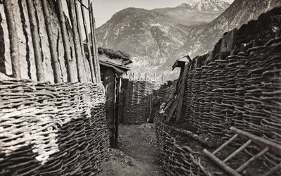 Album "Moja wojna światowa - wspomnienia Frontu Południowo-Zachodniego w Karyntii, Włochy, Trentino-Alto Adige) 31.03.1915-12.11.1918 - Wiedeń Josefa Zohlego": wykop (zdjęcie czarno-białe) autorstwa Josef Zohles